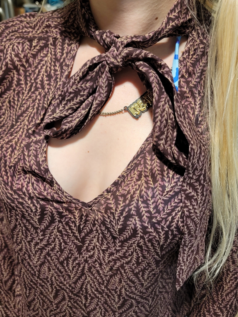 Aritzia Women’s Brown Patterned Tie-Neck Blouse - Picture 3 of 7